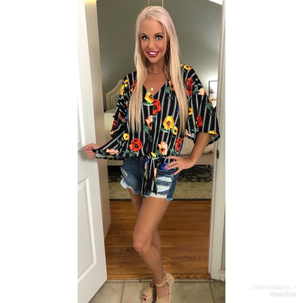🥰LAST 1! Contrast Striped/Floral 💐Front Tie Top - Picture 3 of 4